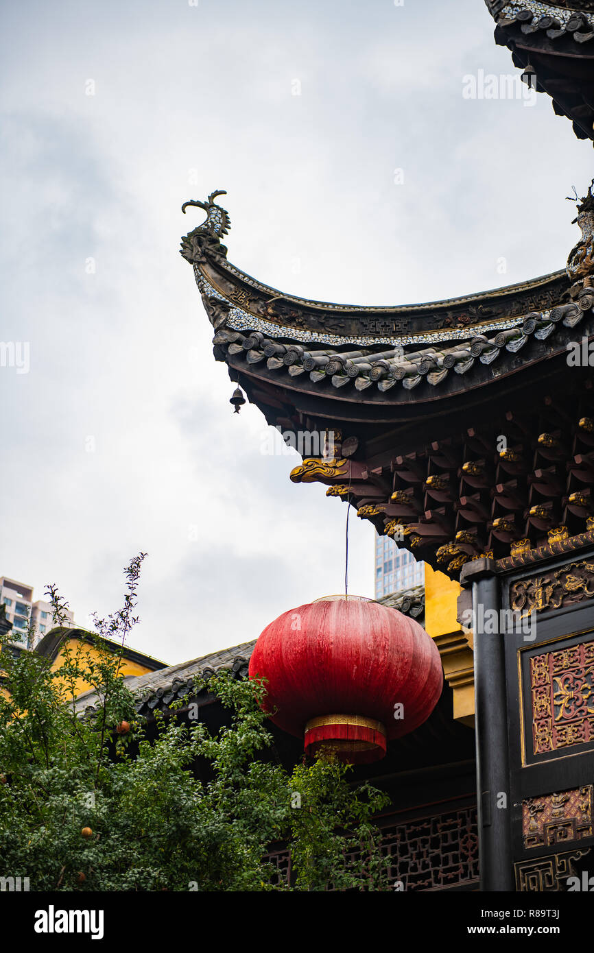 Red lanterning appesi da Chongquing Guild Hall tetto Foto Stock