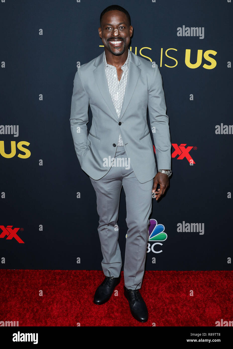 HOLLYWOOD, Los Angeles, CA, Stati Uniti d'America - 25 settembre: Attore Sterling K. Brown indossa una tuta teoria e camicia lungo con Rob McAllen scarpe arriva a Los Angeles prima di NBC's 'Questo è noi' Stagione 3 detenuti presso Paramount Studios il 25 settembre 2018 a Hollywood e Los Angeles, California, Stati Uniti. (Foto di Xavier COLLIN/Image Press Agency) Foto Stock