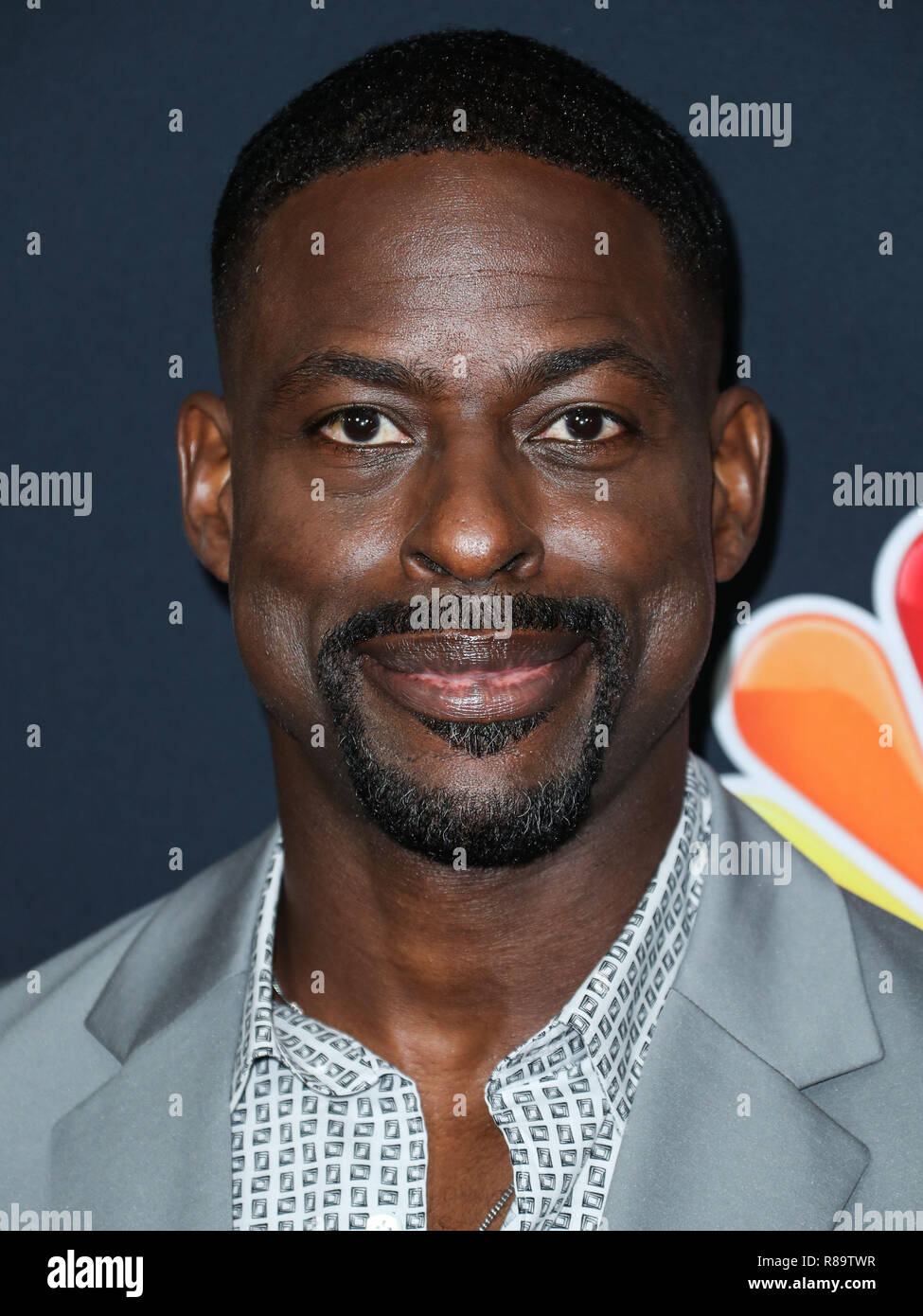 HOLLYWOOD, Los Angeles, CA, Stati Uniti d'America - 25 settembre: Attore Sterling K. Brown indossa una tuta teoria e camicia lungo con Rob McAllen scarpe arriva a Los Angeles prima di NBC's 'Questo è noi' Stagione 3 detenuti presso Paramount Studios il 25 settembre 2018 a Hollywood e Los Angeles, California, Stati Uniti. (Foto di Xavier COLLIN/Image Press Agency) Foto Stock