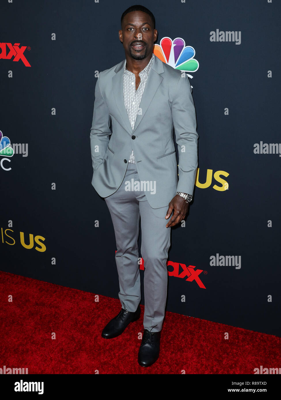 HOLLYWOOD, Los Angeles, CA, Stati Uniti d'America - 25 settembre: Attore Sterling K. Brown indossa una tuta teoria e camicia lungo con Rob McAllen scarpe arriva a Los Angeles prima di NBC's 'Questo è noi' Stagione 3 detenuti presso Paramount Studios il 25 settembre 2018 a Hollywood e Los Angeles, California, Stati Uniti. (Foto di Xavier COLLIN/Image Press Agency) Foto Stock