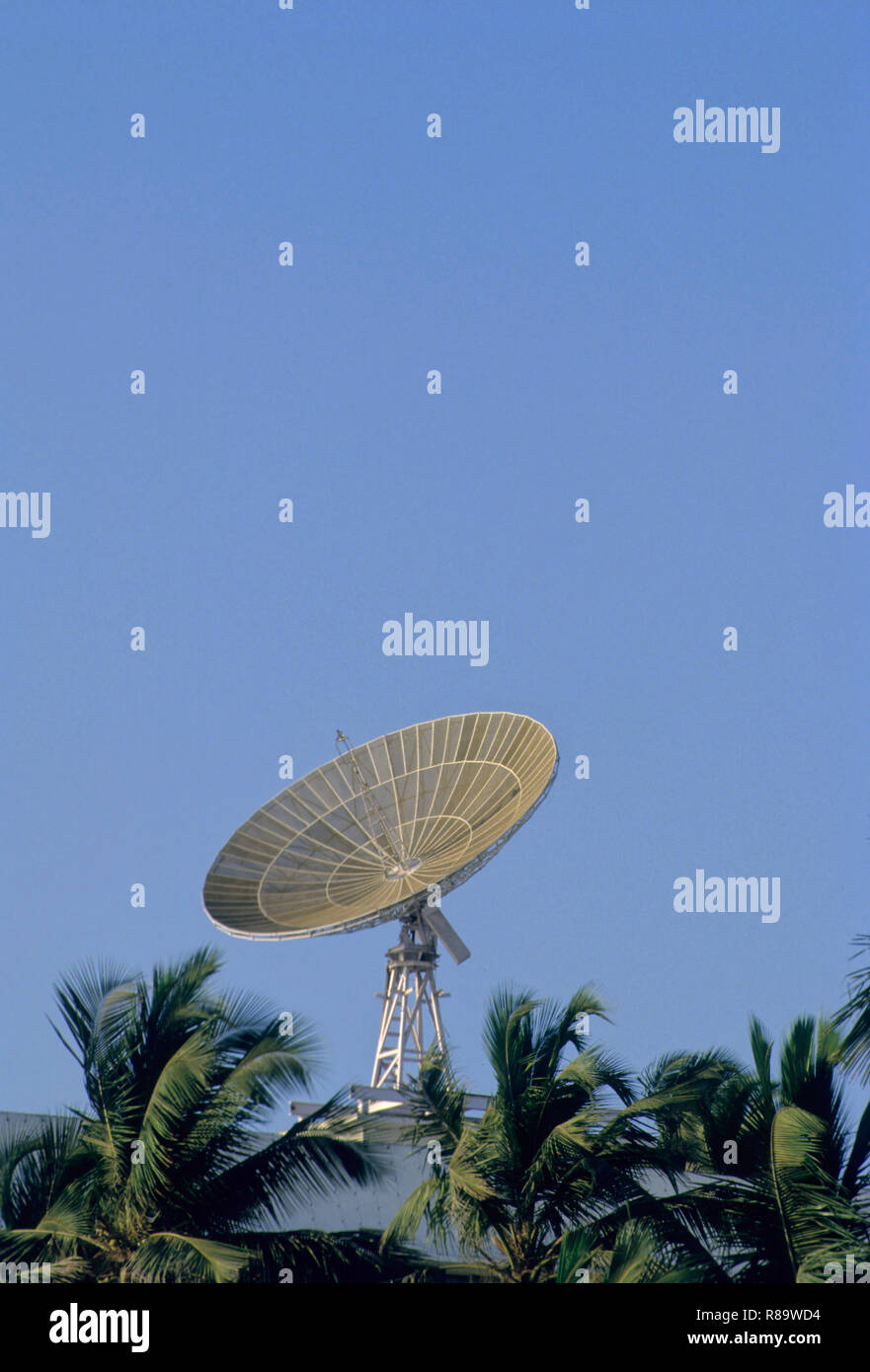 Antenna Parabolica, Juhu di Mumbai Bombay, Maharashtra, India Foto Stock