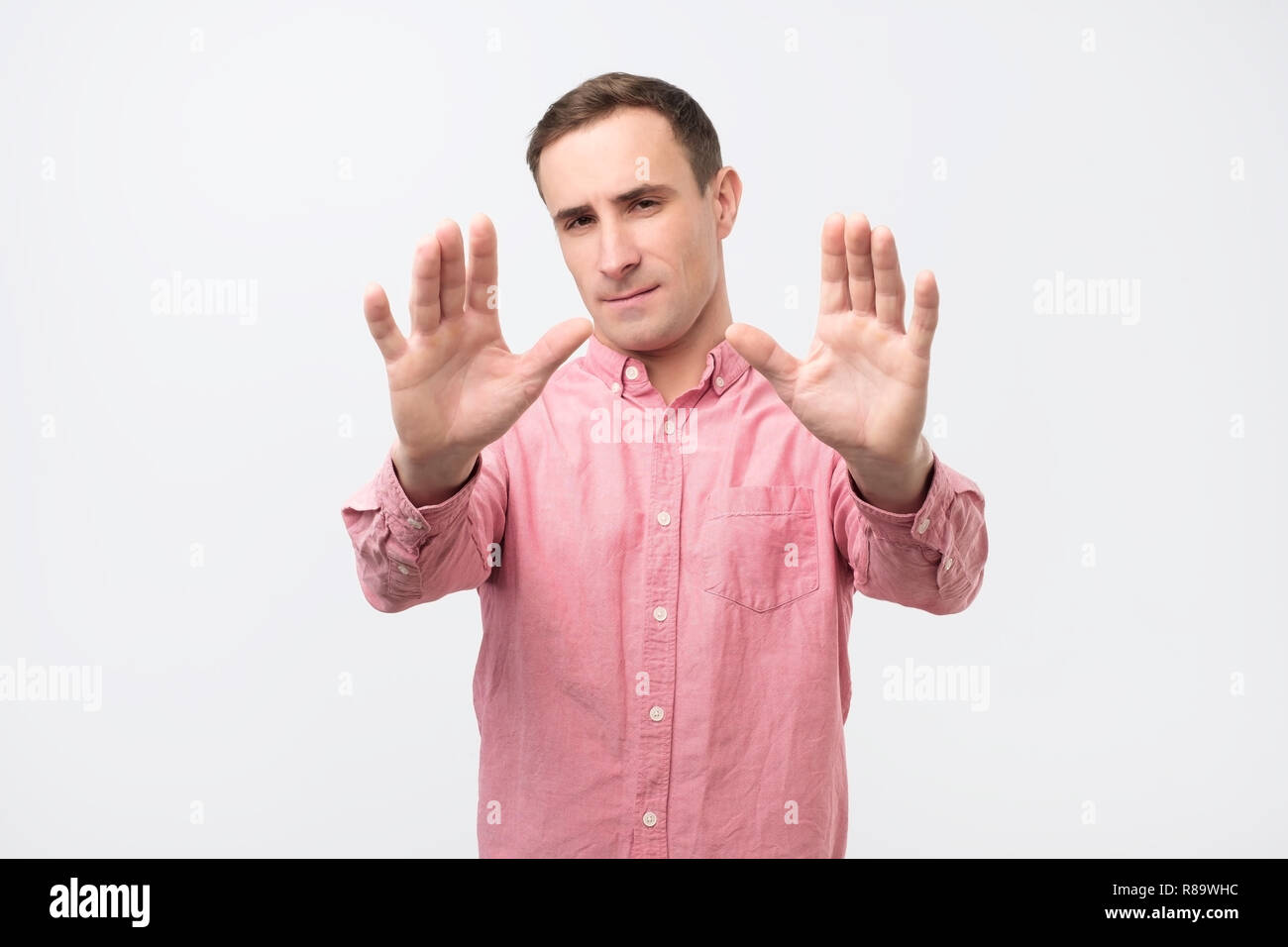 Giovane uomo informale facendo fermare con le mani Foto Stock