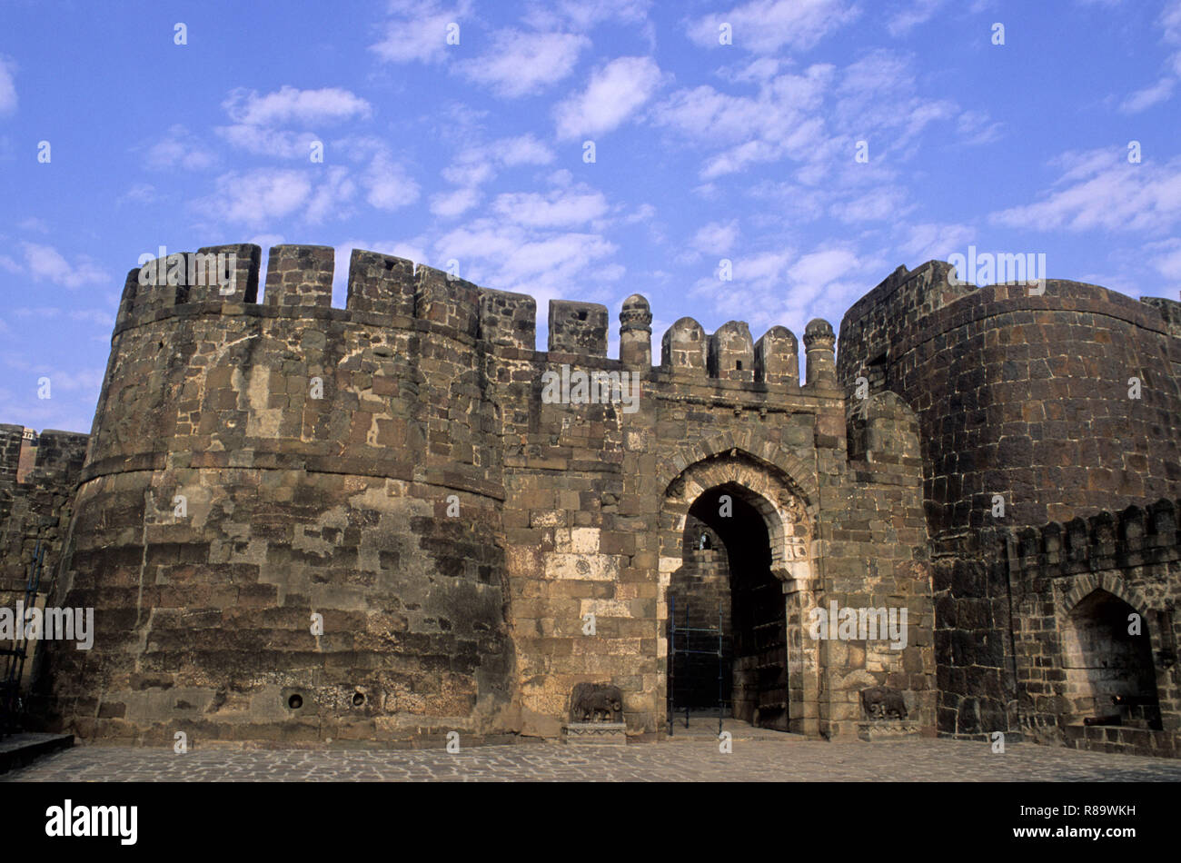 Massiccia fortificazione e ingresso principale di Daulatabad Fort, Aurangabad, Maharashtra, India Foto Stock