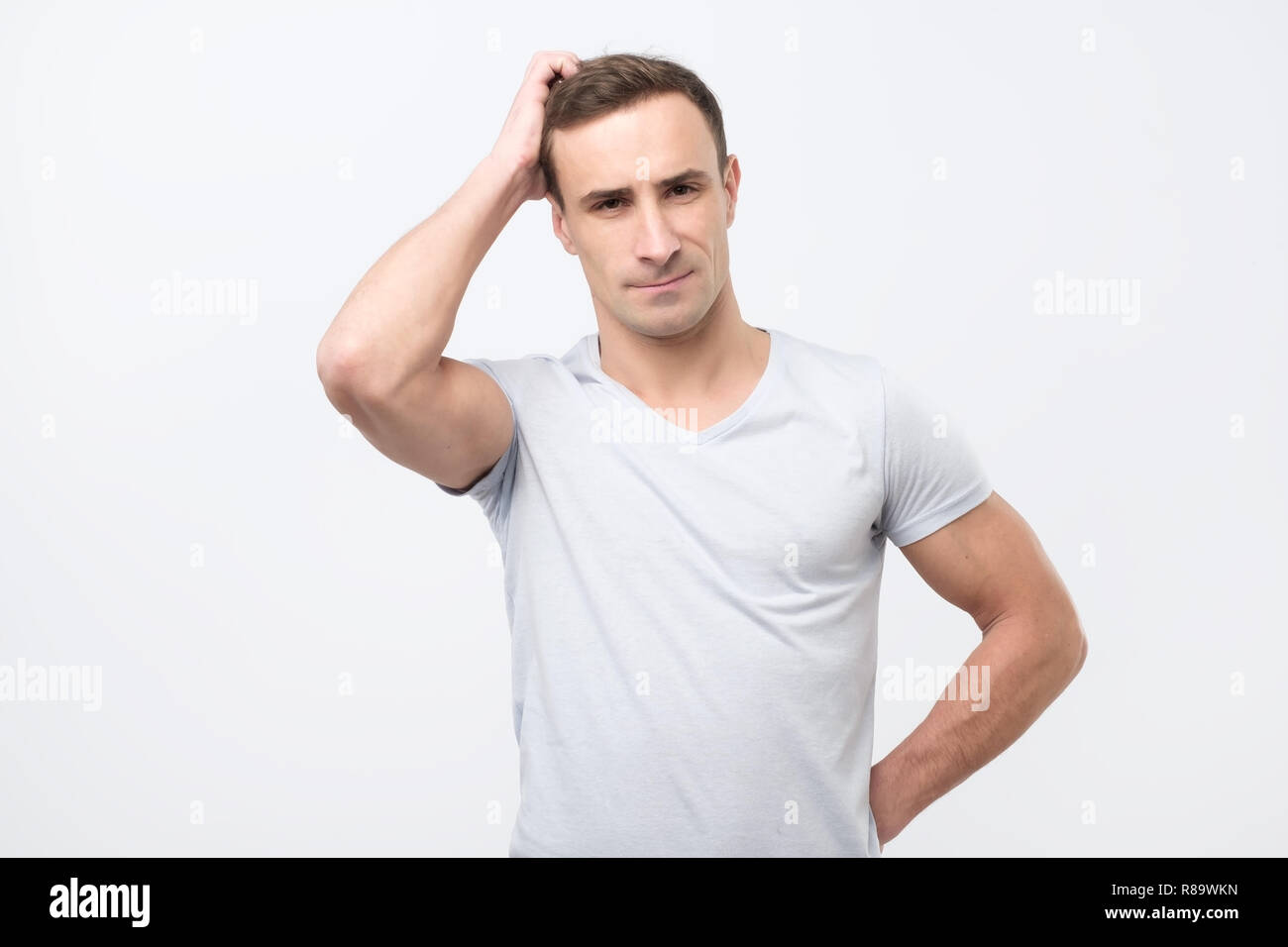 Giovane uomo pensare al problema. Emozione negativa Foto Stock
