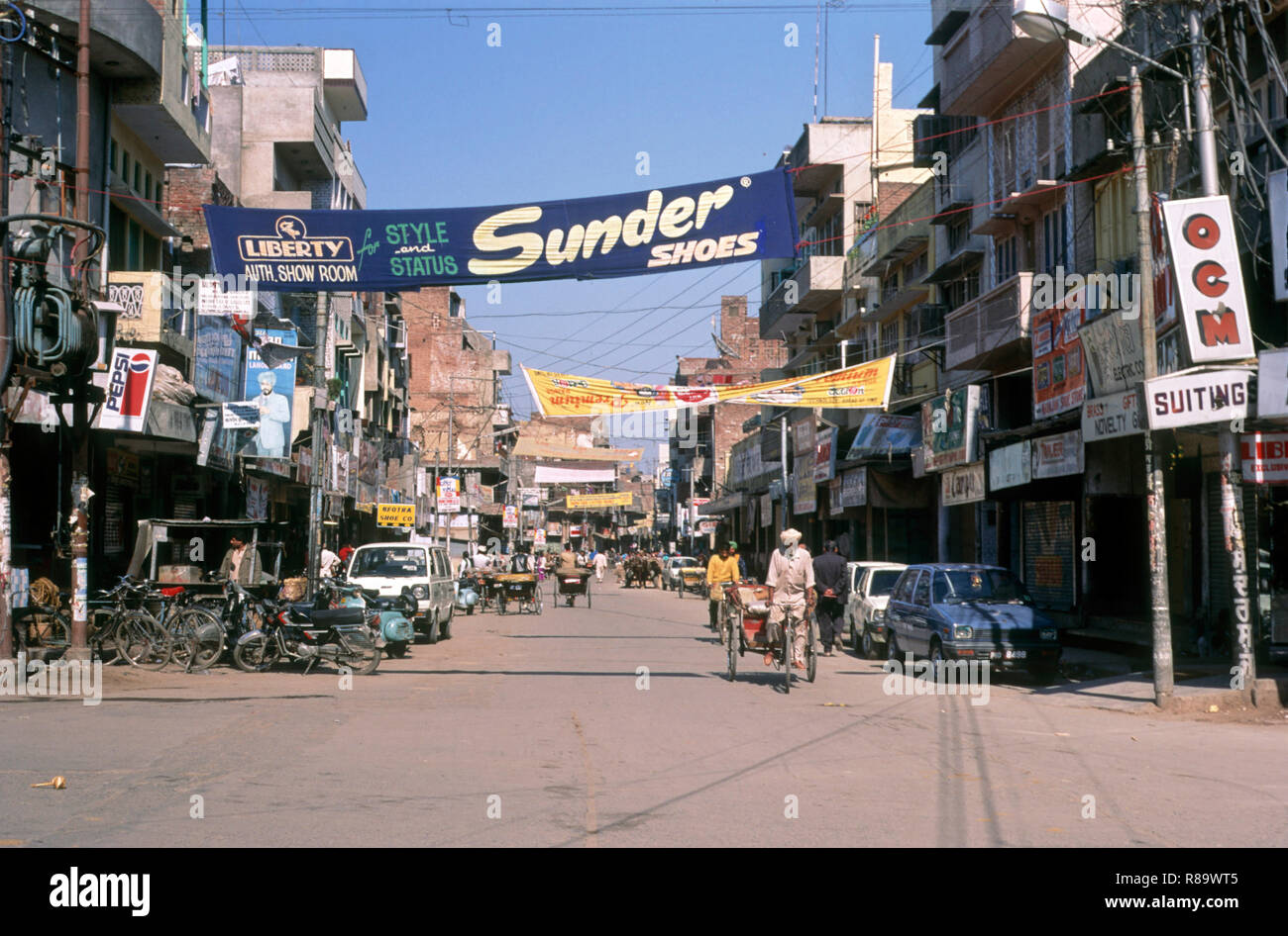 Strada trafficata, Amritsar Punjab, India Foto Stock