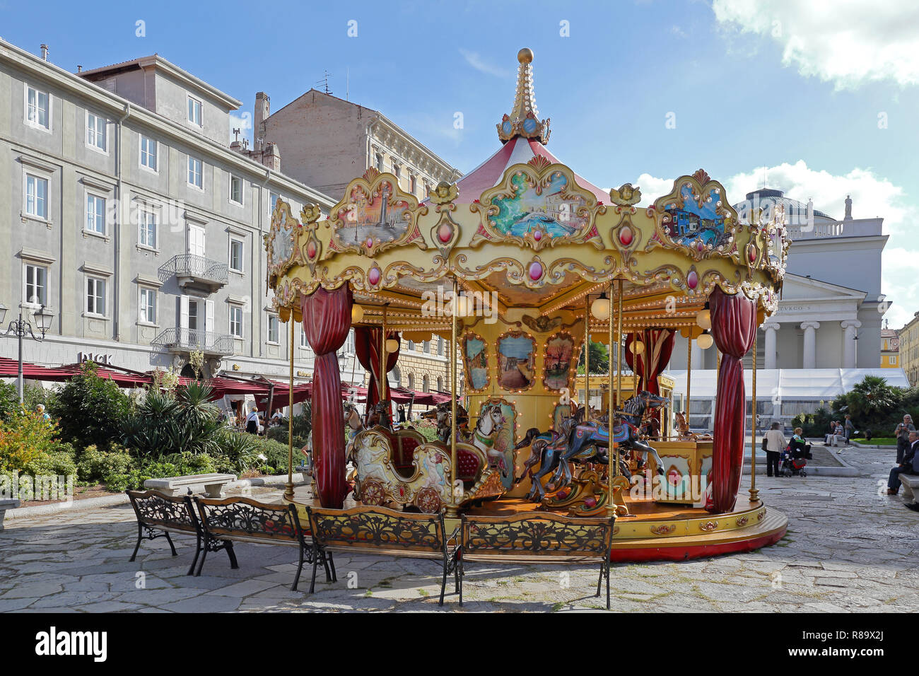 TRIESTE, ITALIA - 14 ottobre: Merry Go Round a Trieste il 14 ottobre 2014. Giostra tradizionale con tubi flessibili ride presso il park di Trieste, in Italia. Foto Stock