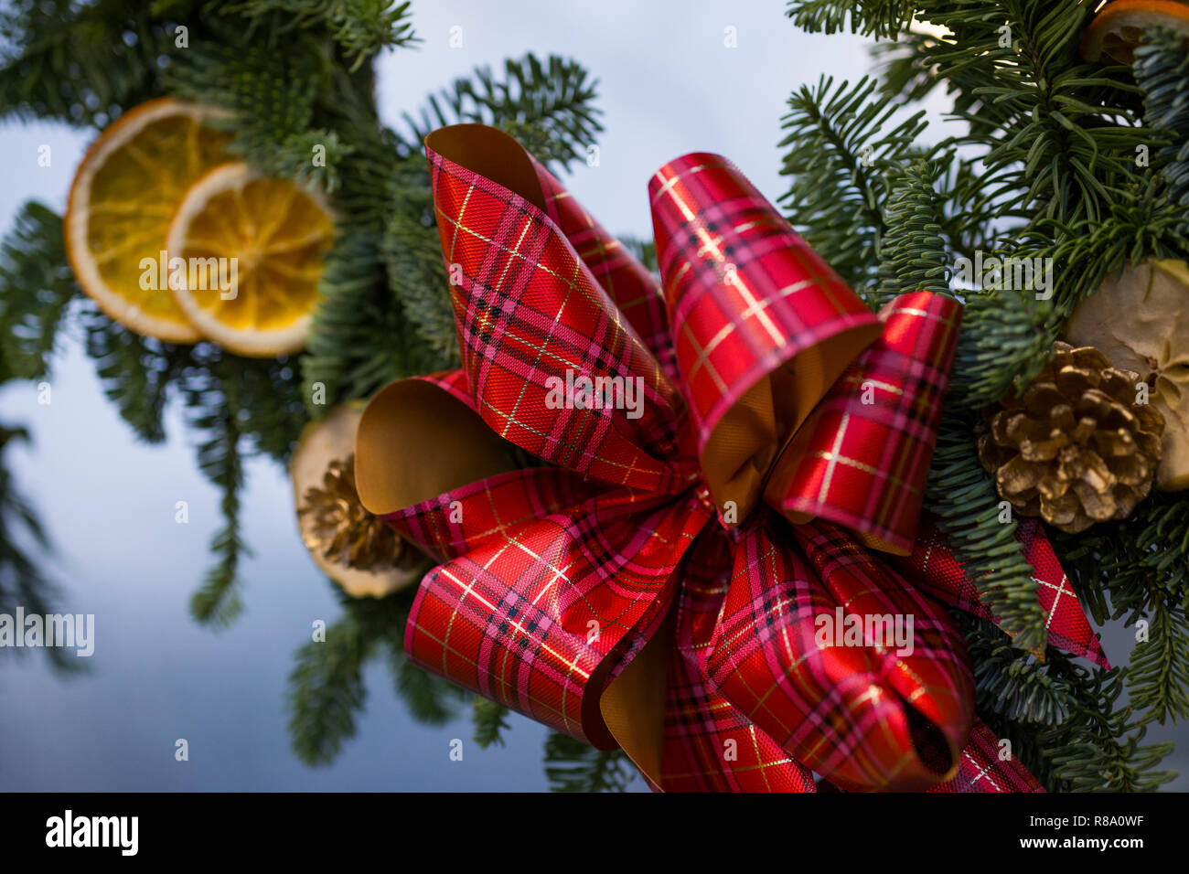 Close up dettaglio del nastro rosso sulla festosa ghirlanda di Natale Foto Stock