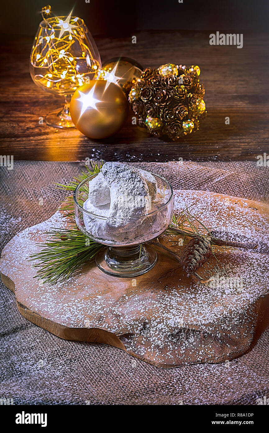 Kourambiedes è un greco dessert tradizionale mangiata a Natale spolverati con zucchero a velo per imitare la neve. Immagine di stock. Foto Stock