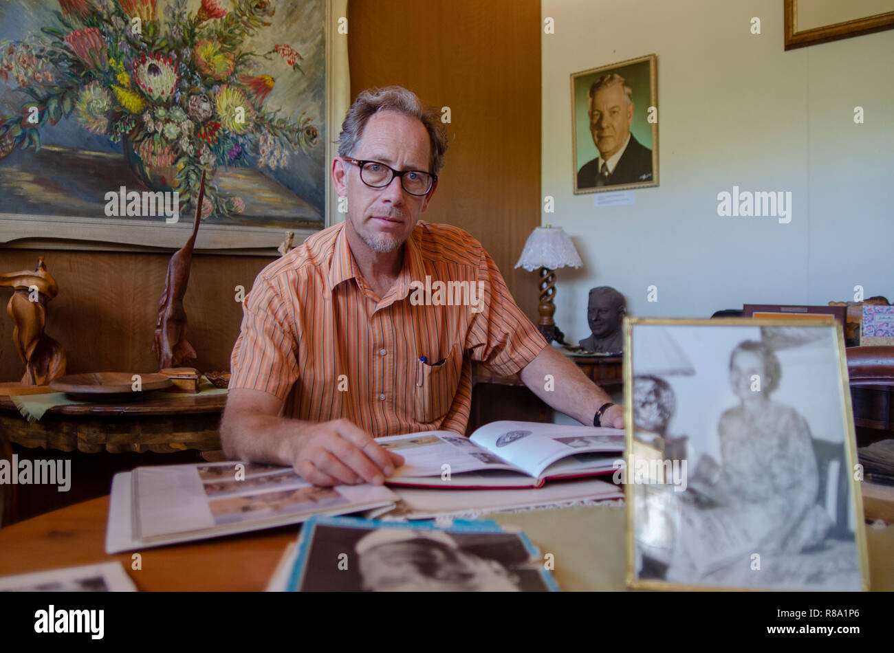 Carel Boshoff (junior) il nipote di H.F. Verwoerd, il mastermind dell apartheid sta guardando un album di foto di un 1995 Visita del presidente sudafricano Nelson Mandela, in Orania, il Northern Cape, Venerdì, Dicembre 12, 2013. Foto: Eva-Lotta Jansson Foto Stock