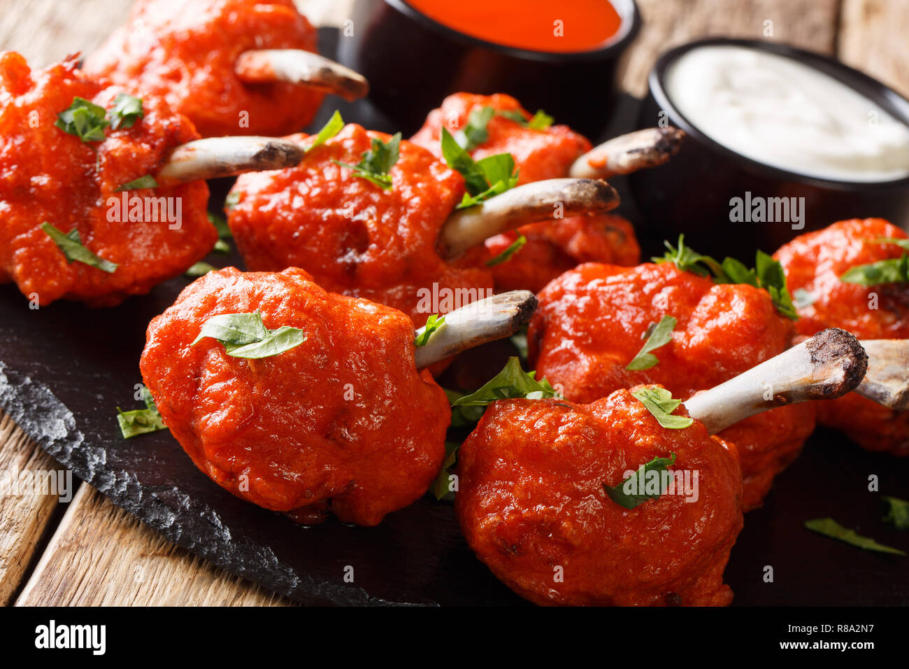 Lecca Lecca Ricetta Per Alette Di Pollo Fritte Con Salse Close Up Su Una Lista Di Bordo Su Una Tavola Di Legno Orizzontale Foto Stock Alamy