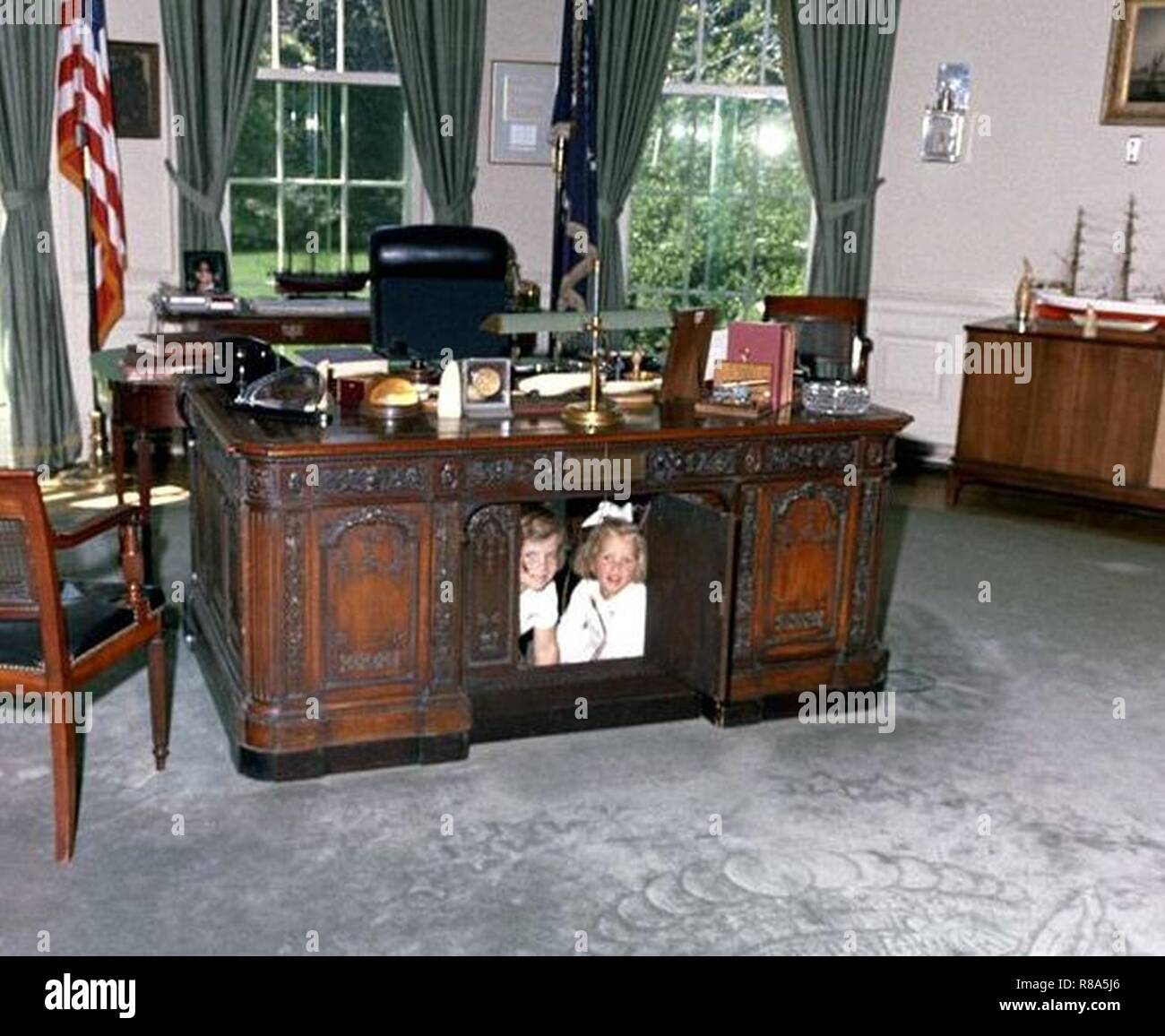 Caroline Kennedy Kerry Kennedy Resolute Desk b (ritagliate). Foto Stock