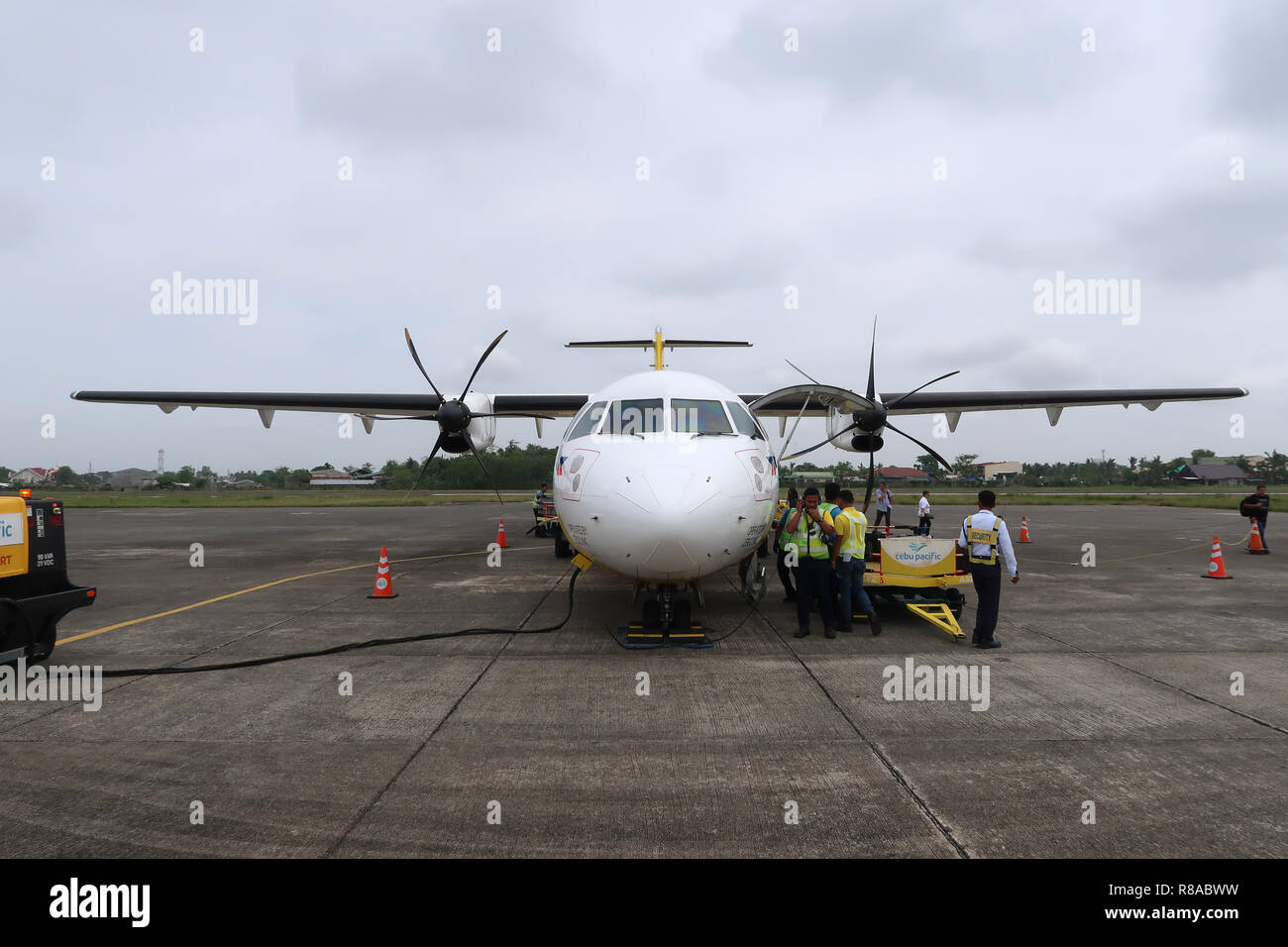 I gestori di bagagli scaricano i bagagli da un aereo Cebu Pacific ATR 72-500 della compagnia aerea filippina low-cost nell'aeroporto di Cauayan che serve l'area generale di Cauayan, una città nella provincia di Isabela nelle Filippine Foto Stock