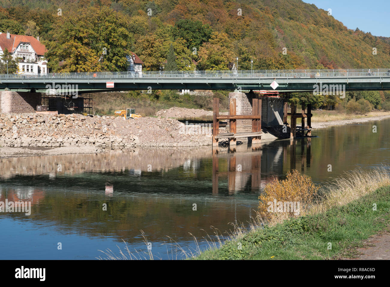 Vecchio fiume Weser bridge a Bad Karlshafen, Superiore Valle Weser, Weser Uplands, Weserbergland, Hesse, Germania, Europa Foto Stock