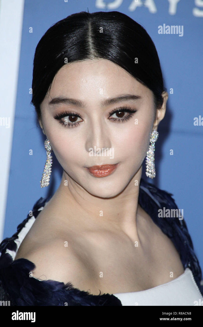 (FILE) Fan Bingbing: Cina dice attrice mancanti multato per evasione fiscale. Attrice cinese Fan Bingbing è stato multato per evasione fiscale, i media di stato segnalato mercoledì, il primo pronunciamento pubblico circa la stella poiché ha misteriosamente scomparso dalla vista del pubblico nel mese di giugno. Secondo membro-run notizie di agenzia Xinhua, la ventola è stata condannata a pagare quasi $130 milioni, dopo che ella misreported quanti soldi che aveva ricevuto per taluni progetti cinematografici, utilizzando il cosiddetto "yin-yang contratti " per nascondere le autorità la sua vera retribuzione ed evitare di milioni di dollari in tasse. MANHATTAN, NEW YORK CITY, Foto Stock