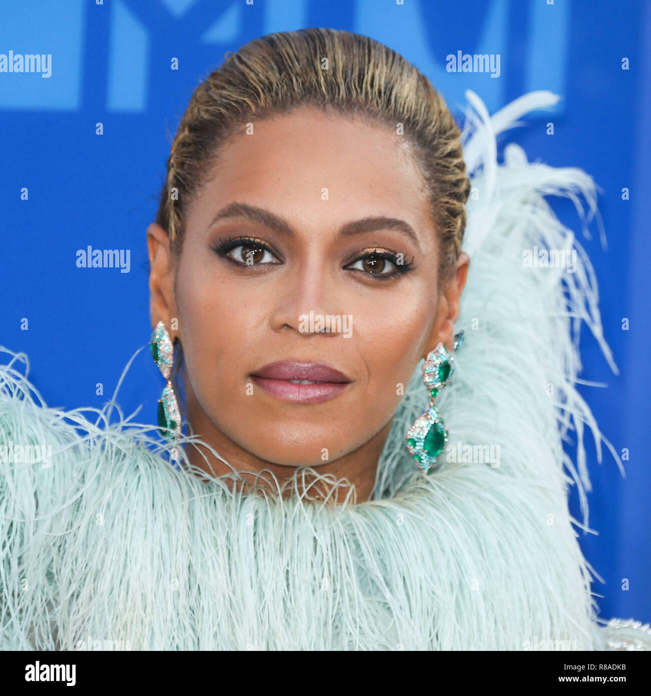 (FILE) Beyoncé chiamata musica del più potente donna dalla BBC una donna ora elenco di potenza. La superstar è venuto prima in un elenco di l'industria di 40 donne più influenti, grazie a lei il femminismo e attivismo e responsabilizzare i messaggi musicali. MANHATTAN, NEW YORK CITY, NY, Stati Uniti d'America - 28 agosto: Cantante Beyonce indossando Francesco Scognamiglio arriva a 2016 MTV Video Music Awards tenutosi al Madison Square Garden il 28 agosto 2016 a Manhattan, New York New York, Stati Uniti. (Foto di Xavier COLLIN/Image Press Agency) Foto Stock