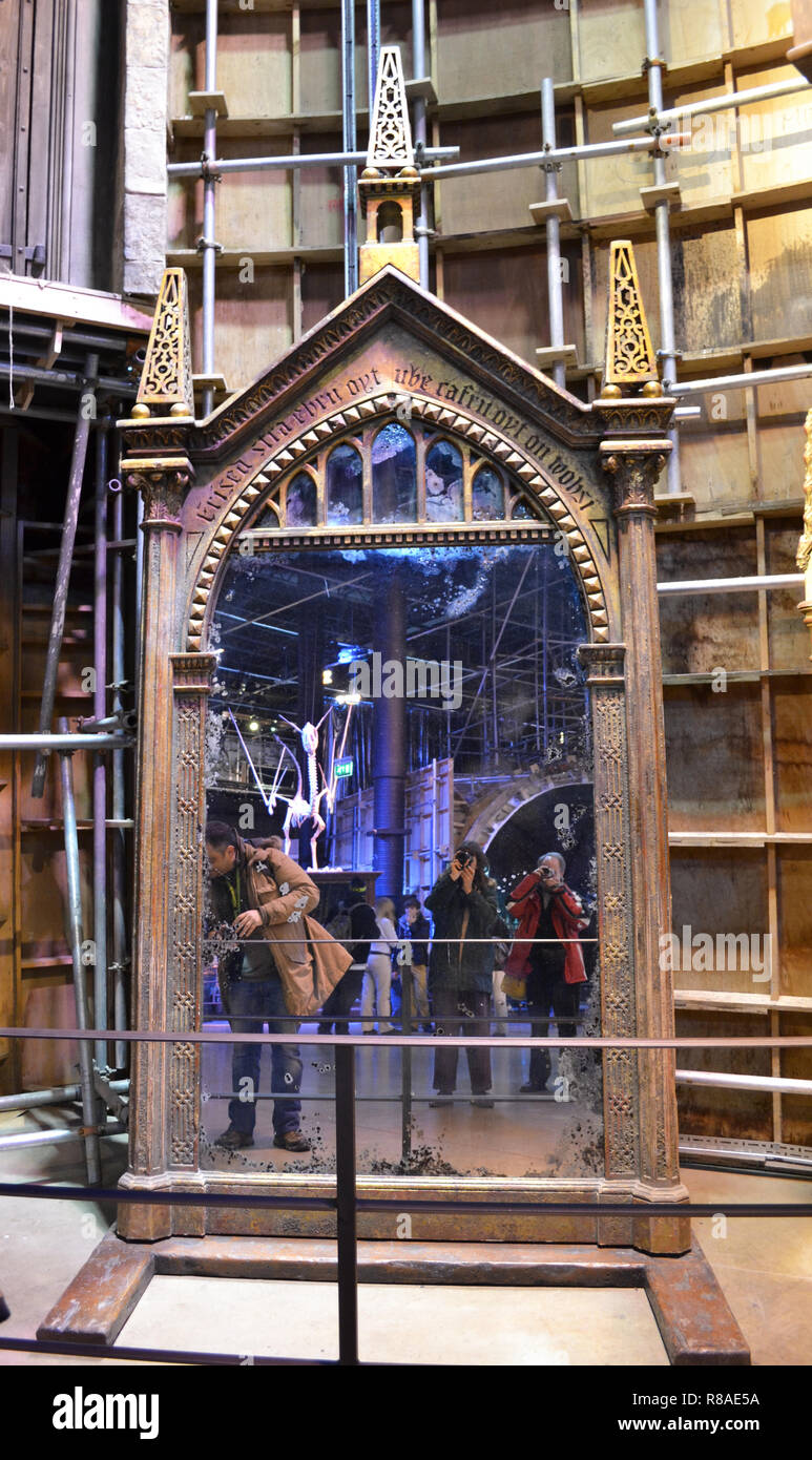 Lo Specchio di Erised - uno speciale specchio che riflette i desideri più  profondi di chi guarda.Il Harry Potter Studios a Leavesden, Londra, Regno  Unito Foto stock - Alamy