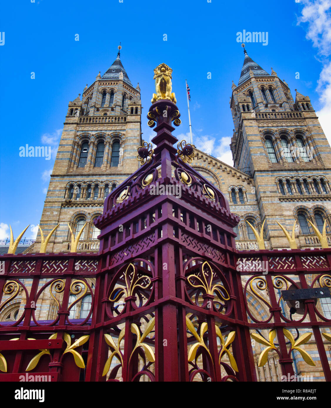 Ornati decorativi ringhiere e l'esterno dell'epoca vittoriana il Museo di Storia Naturale, South Kensington, Londra, Inghilterra Foto Stock