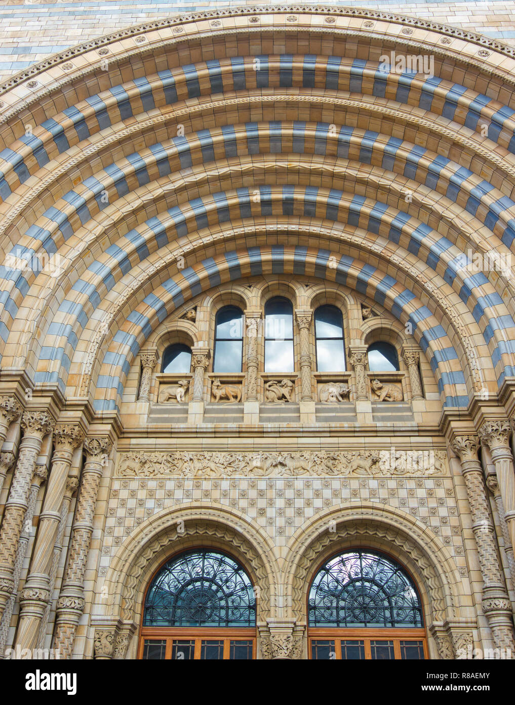 Sculture di animali e piastrelle di terracotta intorno decorative di ingresso principale al Victorian Museo di Storia Naturale di South Kensington, Londra, Inghilterra Foto Stock