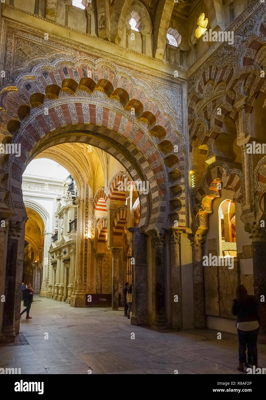 Arco moresco, Interno della moschea di Cordova, la cattedrale, Cordova, la grande moschea di Cordova, la mezquita, Andalusia, Spagna meridionale. Foto Stock