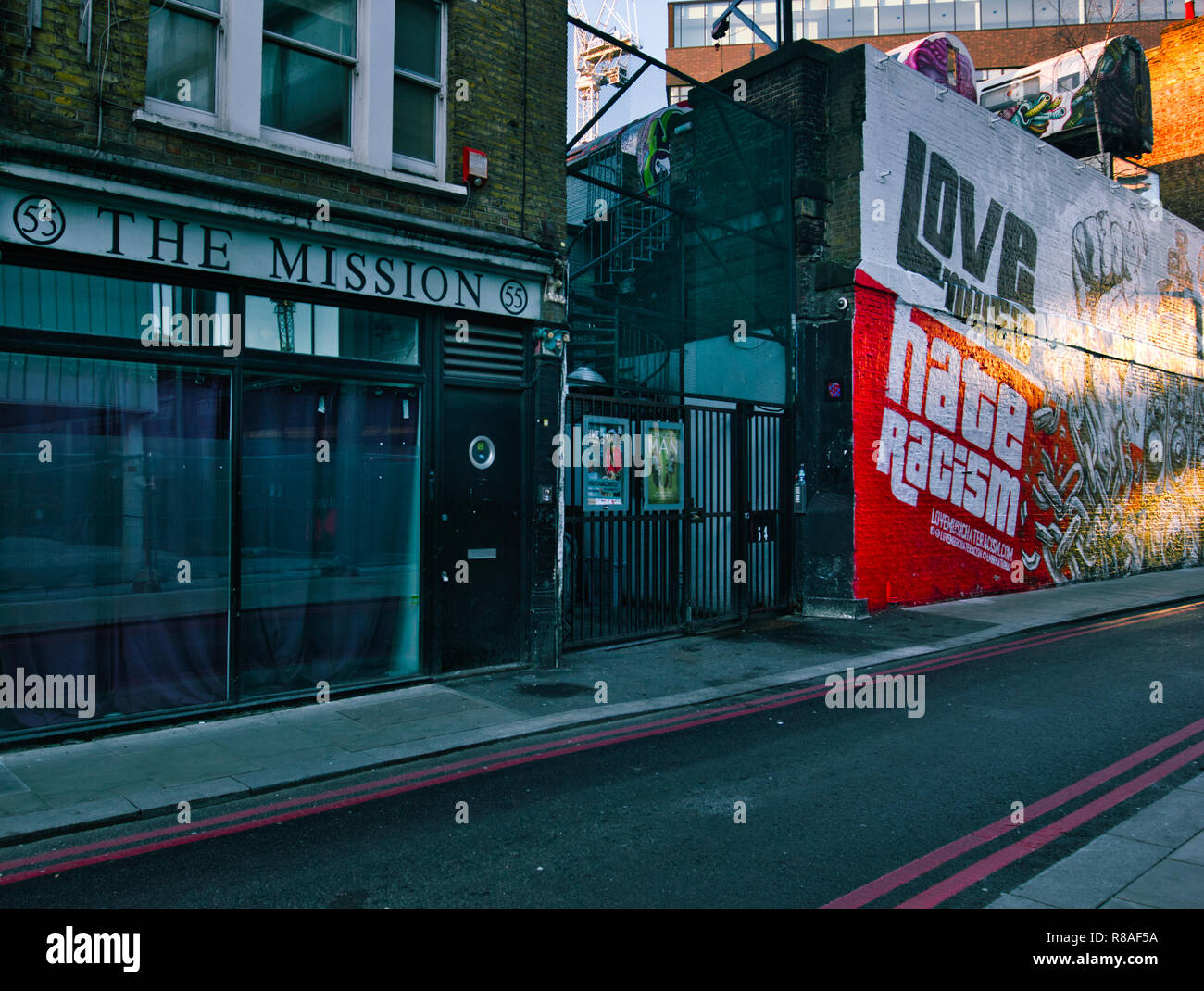 Missione nightclub e dedicato la street art wall, Holywell Lane, Shoreditch, London, Regno Unito Foto Stock