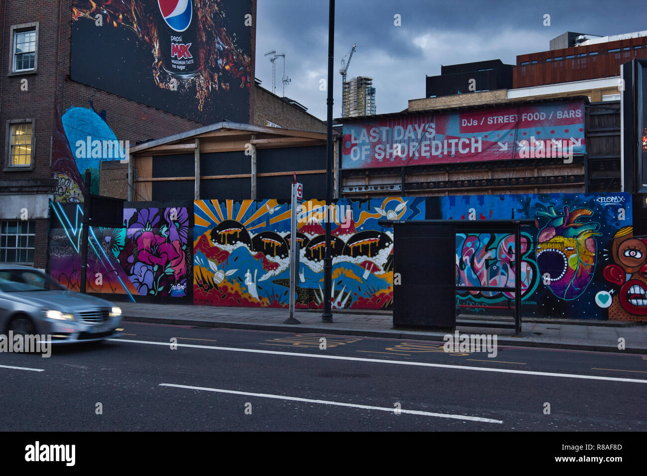 Urban alba scena con inserzioni e graffiti, Shoreditch, Londra, Inghilterra Foto Stock