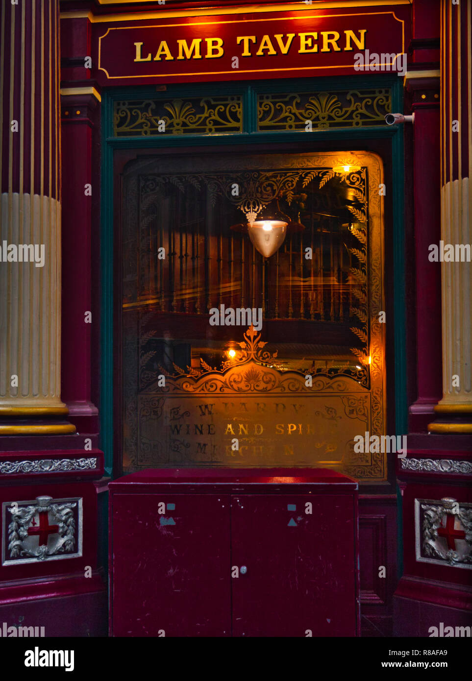 Vetro inciso dell Agnello taverna, mercato Leadenhall, città di Londra, Inghilterra Foto Stock