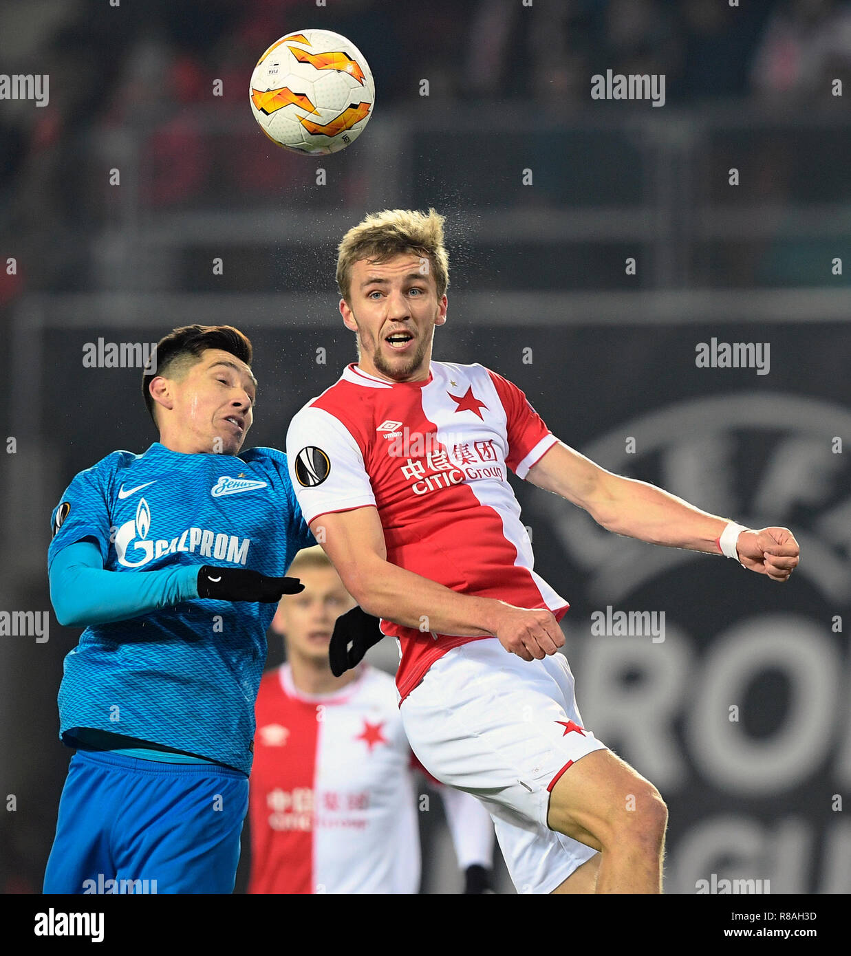 Praga, Repubblica Ceca. Xiii Dec, 2018. L-R Matias Kranevitter (Zenit) e Tomas Soucek (Slavia) in azione durante la UEFA Europa League, fase di gruppo, gruppo C, match tra SK Slavia Praha e FC Zenit San Pietroburgo, a Praga, nella Repubblica ceca il 13 dicembre 2018. Credito: Ondrej Deml/CTK foto/Alamy Live News Foto Stock