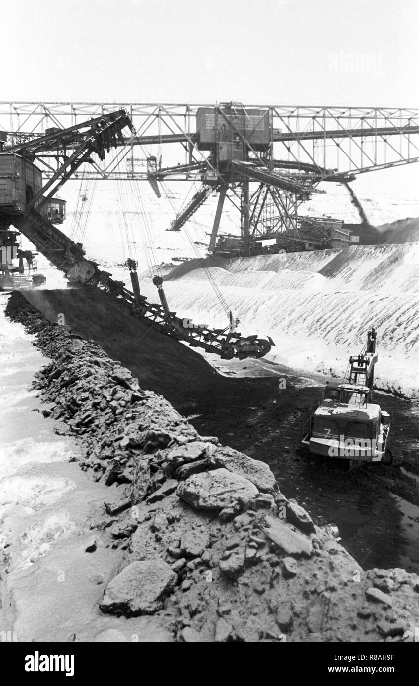 Il tintinnio fredda nel carbone marrone open-pit Klettwitz vicino a Senftenberg nella ex RDT district Cottbus (Brandeburgo) su 04.01.1979. Il tempo intorno alla fine dell'anno 1978/1979 è andato giù nella storia della RDT come 'disaster inverno". Nel giro di poche ore, le temperature di cadere dalla lieve cinque a meno 20 gradi, con forti nevicate intralciare il traffico e grandi parti dell'economia. Il gelo ha smesso di nastri trasportatori e di lasciare che il carbone congelare in carri. Foto: Erich Schutt/dpa immagine centrale/ZB - Nessuna immagine utilizzare - | Utilizzo di tutto il mondo Foto Stock