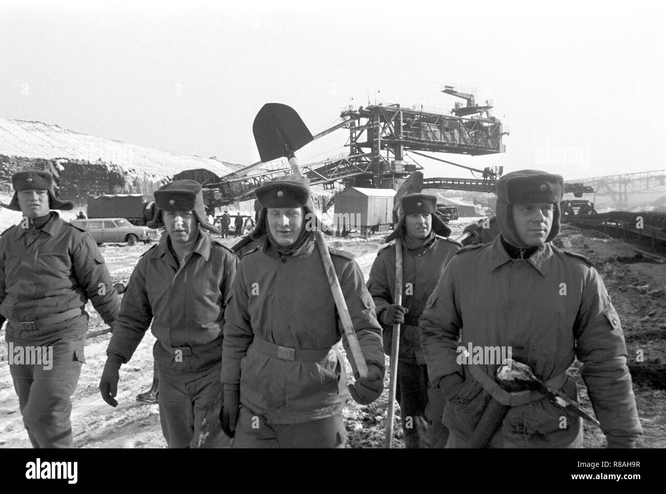 Uso di soldati nel Welzow-Sud fossa aperta nell'ex quartiere di Cottbus (Brandeburgo) su 02.01.1979. Il tempo intorno alla fine dell'anno 1978/1979 è andato giù nella storia della RDT come 'disaster inverno". Nel giro di poche ore, le temperature di cadere dalla lieve cinque a meno 20 gradi, con forti nevicate intralciare il traffico e grandi parti dell'economia. Il gelo ha smesso di nastri trasportatori e di lasciare che il carbone congelare in carri. Foto: Erich Schutt/dpa immagine centrale/ZB - Nessuna immagine utilizzare - | Utilizzo di tutto il mondo Foto Stock