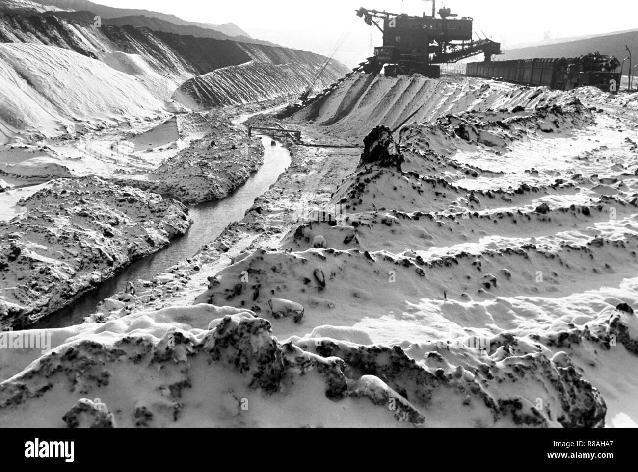 Il tintinnio fredda nel carbone marrone open-pit Klettwitz vicino a Senftenberg nella ex RDT district Cottbus (Brandeburgo) su 04.01.1979. Il tempo intorno alla fine dell'anno 1978/1979 è andato giù nella storia della RDT come 'disaster inverno". Nel giro di poche ore, le temperature di cadere dalla lieve cinque a meno 20 gradi, con forti nevicate intralciare il traffico e grandi parti dell'economia. Il gelo ha smesso di nastri trasportatori e di lasciare che il carbone congelare in carri. Foto: Erich Schutt/dpa immagine centrale/ZB - Nessuna immagine utilizzare - | Utilizzo di tutto il mondo Foto Stock