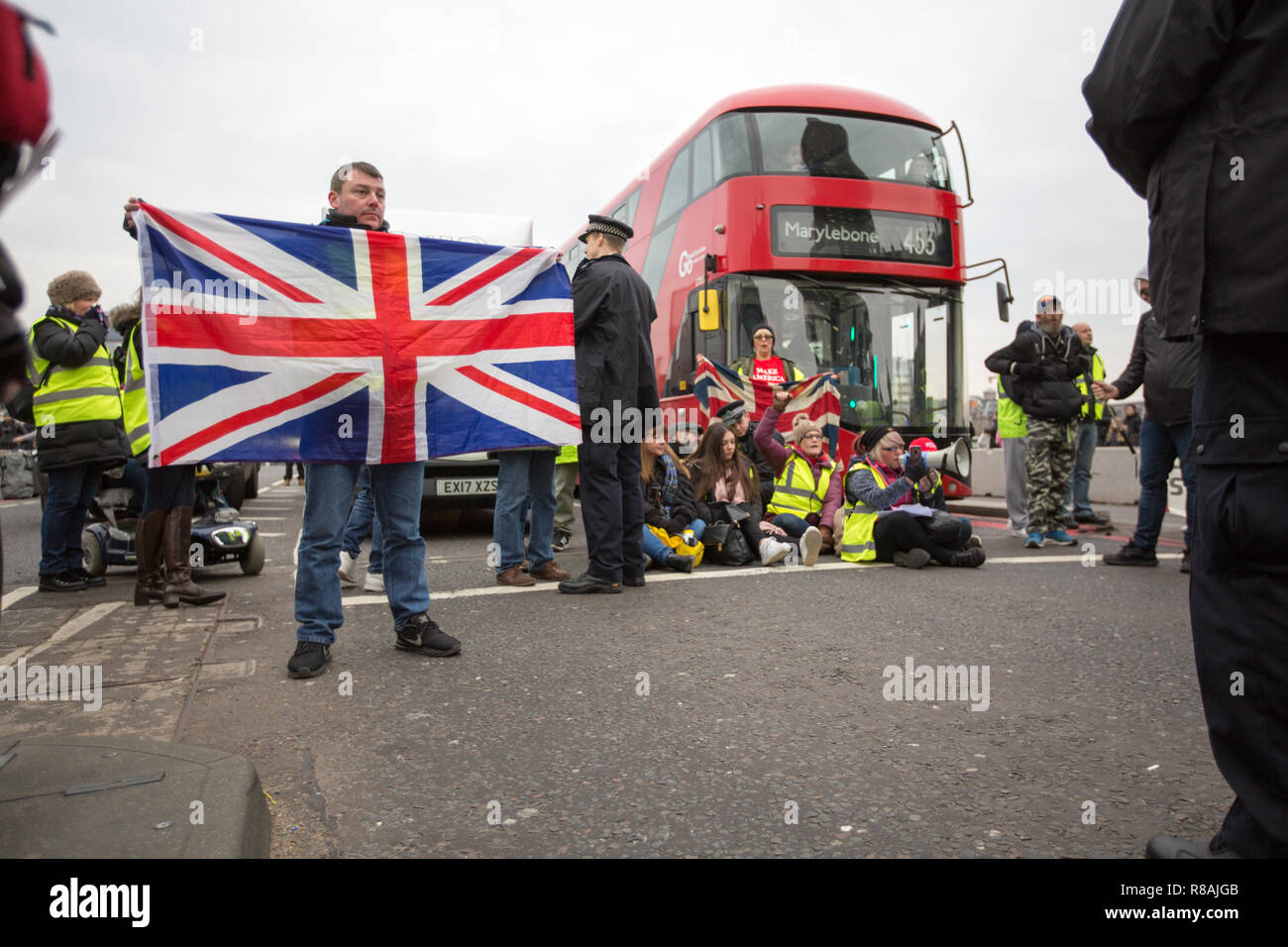 Londra, Regno Unito. Il 14 dicembre, 2018. Pro Brexit manifestanti blocco Wesminster Bridge e da marzo al Parlamento indossando Giallo HI VIS panciotti che ricorda la recente protesta francese Credit: G.C.W/Alamy Live News Foto Stock