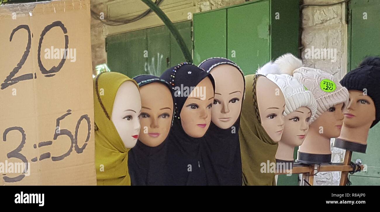 Nazareth, Israele. 29 ott 2018. Un negozio di moda nella città vecchia di Nazareth non solo offre una vasta varietà di velo (Dschilbab), ma anche poodle cappelli. La città nel nord di Israele è per la maggior parte abitata dagli arabi. (29 ottobre 2018) | utilizzo del credito in tutto il mondo: dpa/Alamy Live News Foto Stock