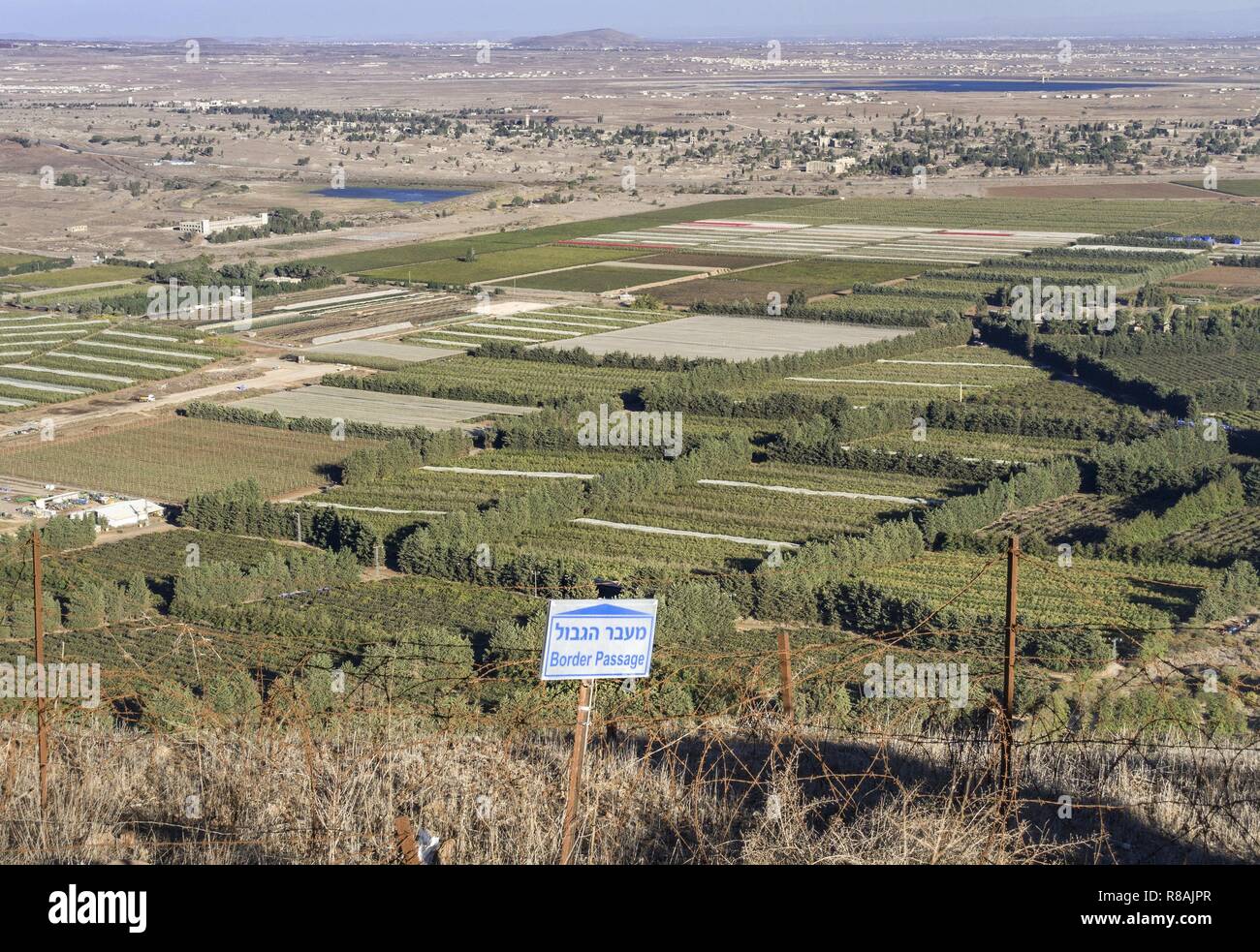 Mount Bental, Israele. 28 ott 2018. Segno di direzione presso il Mount Bental per l'unico valico di frontiera tra Siria e Israele sulle alture del Golan. Il Kuneitra border crossing (Quneitra) è stata riaperta a metà ottobre 2018. (28 ottobre 2018) | utilizzo del credito in tutto il mondo: dpa/Alamy Live News Foto Stock