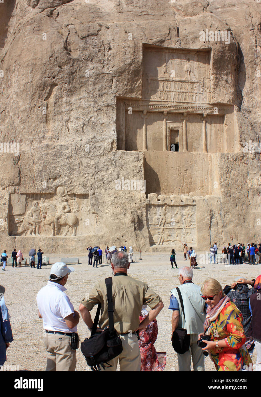 Iran - gruppo turistico di fronte alla roccia cruciforme tomba del re Dareios io in Naqsh-e Rostam, far provincia a nord di Persepoli. Preso il 19.10.2018. Foto: Rolf Zimmermann | Utilizzo di tutto il mondo Foto Stock