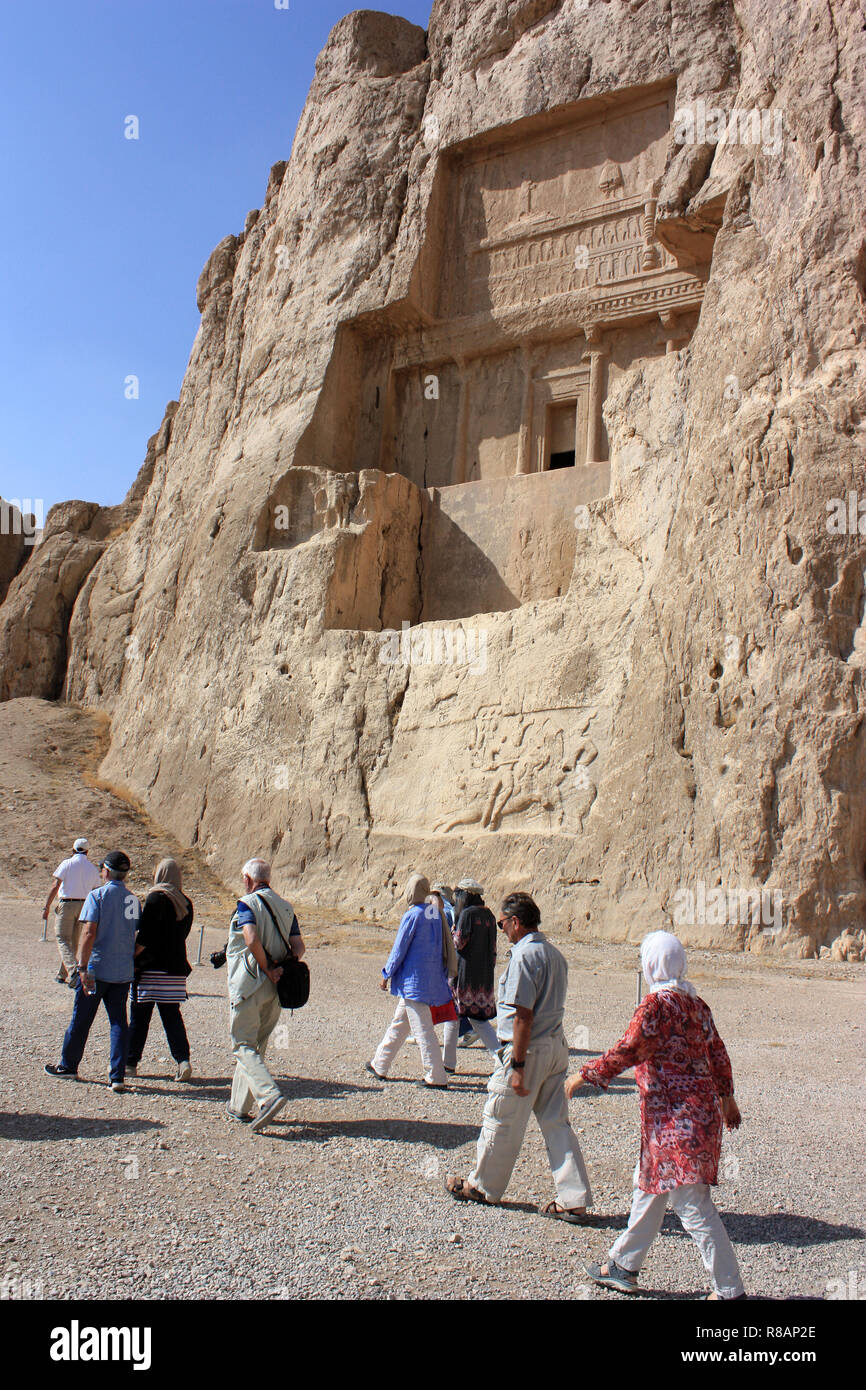 Iran - gruppo turistico di fronte alla roccia cruciforme tomba del re Dareios II in Naqsh-e Rostam, far provincia a nord di Persepoli. Preso il 19.10.2018. Foto: Rolf Zimmermann | Utilizzo di tutto il mondo Foto Stock