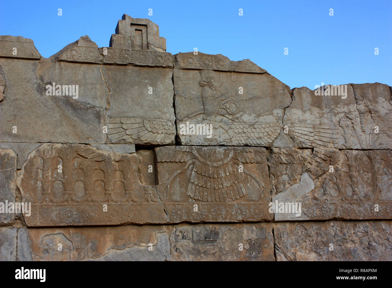 Persepolis, Iran. Xix oct, 2018. Iran - Persepoli, Sito Patrimonio Mondiale dell'UNESCO, Persiano antico residence città sotto la Achamenids, fondata nel 520 A.C. Dareios I nel sud dell'Iran nella regione Persis, far provincia, la figura mostra il simbolo Faravahar, rappresentazione dell'anima umana prima della nascita e dopo la morte. Nel regno Achamenid, il simbolo rappresentato anche un emblema nazionale scolpiti in palazzi e monumenti ed è ancora considerata oggi da molti dei persiani come il "simbolo ancestrale' degli antenati. Preso il 19.10.2018. Credito: Rolf Zimmermann | in tutto il mondo di utilizzo/dpa/Alamy Live News Foto Stock