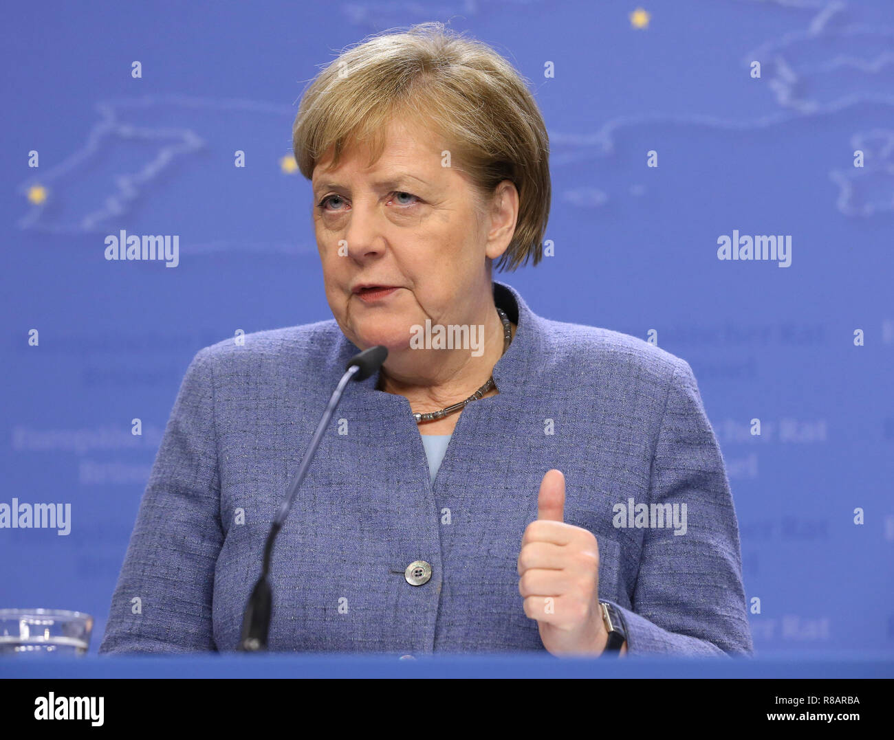 (181214) -- Bruxelles, dicembre 14, 2018 (Xinhua) -- il Cancelliere tedesco Angela Merkel parla nel corso di una conferenza stampa alla fine di un vertice Ue di Bruxelles, in Belgio, il 14 dicembre, 2018. (Xinhua/Ye Pingfan) Foto Stock