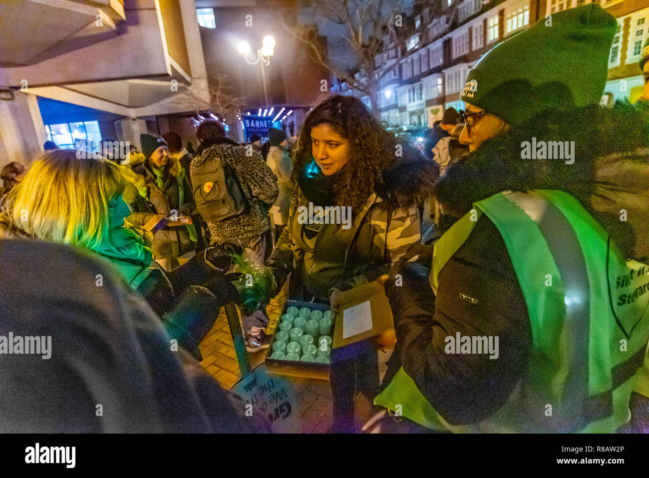 Londra, Regno Unito. Il 14 dicembre 2018. Persone di cui molti hanno perso la famiglia e gli amici presso Grenfell soddisfare a Kensington Town Hall per un silenzioso a piedi la marcatura di diciotto mesi dopo la catastrofe. Si sono incontrati a Kensington Town Hall perché detengono Kensington e Chelsea Consiglio responsabile per la tragedia e per aver omesso di affrontare efficacemente con l' indomani, con molti superstiti non ancora rehoused correttamente. Essi vogliono giustizia con i responsabili dinanzi alla giustizia, per la comunità di preoccupazioni per essere soddisfatti e le modifiche apportate al fine di garantire la sicurezza delle case per tutti. Peter Marshall / Alamy Live News Foto Stock