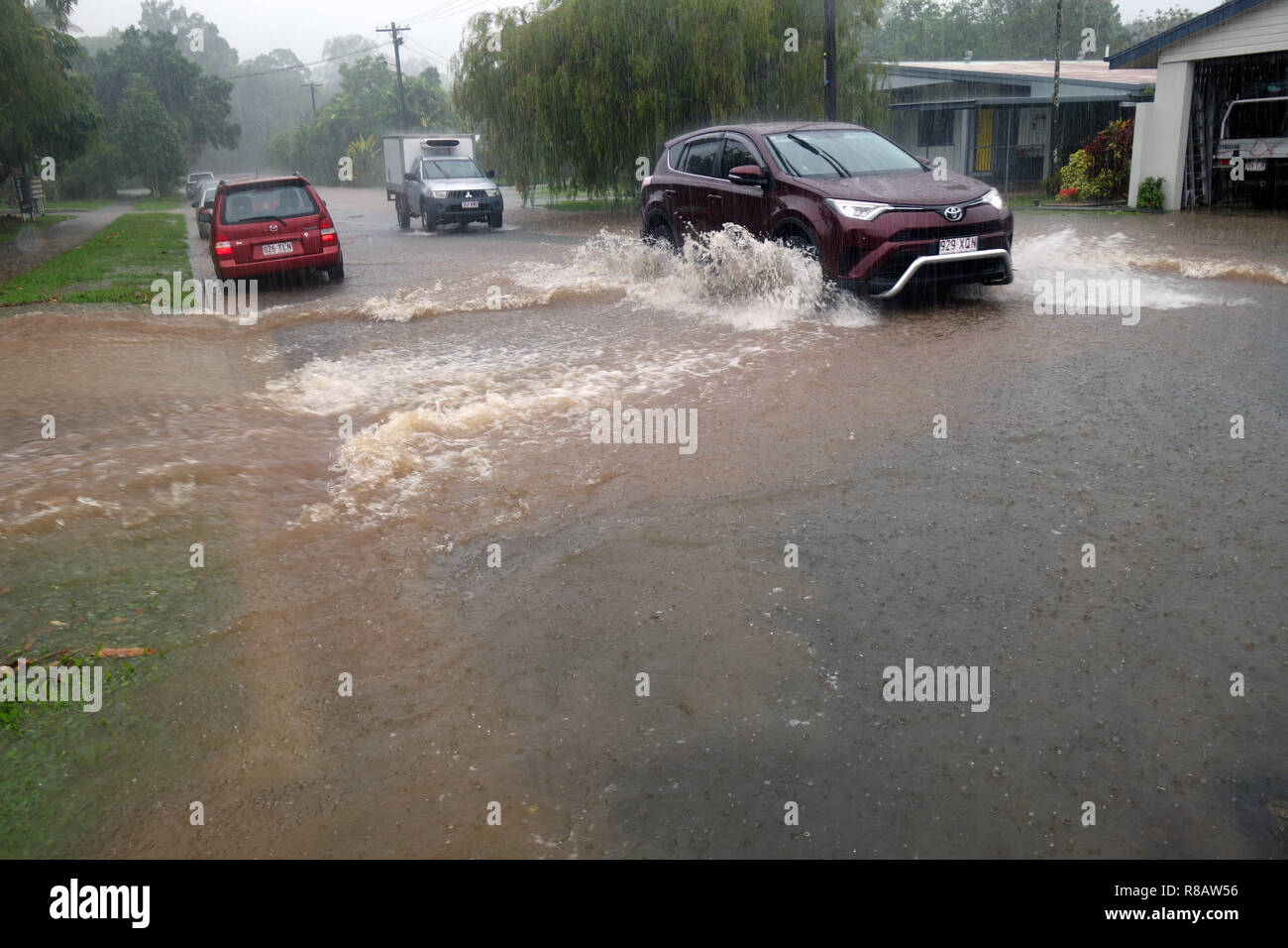 Cairns, Australia, 15 dic 2018. Primi temporali dal ciclone tropicale Owen hanno localizzato causato allagamenti nel lontano Nord Queensland. Cars driving attraverso acque alluvionali nel sobborgo di Edge Hill, Cairns, Queensland, Australia. Credito: Suzanne lunghe/Alamy Live News Foto Stock