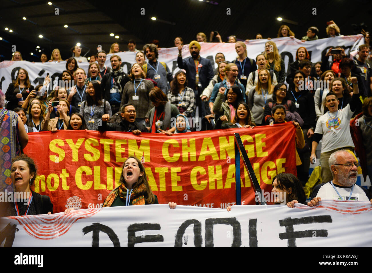 Gli attivisti hanno visto messa in scena una protesta durante la COP24 Conferenza ONU sui Cambiamenti Climatici 2018. Foto Stock