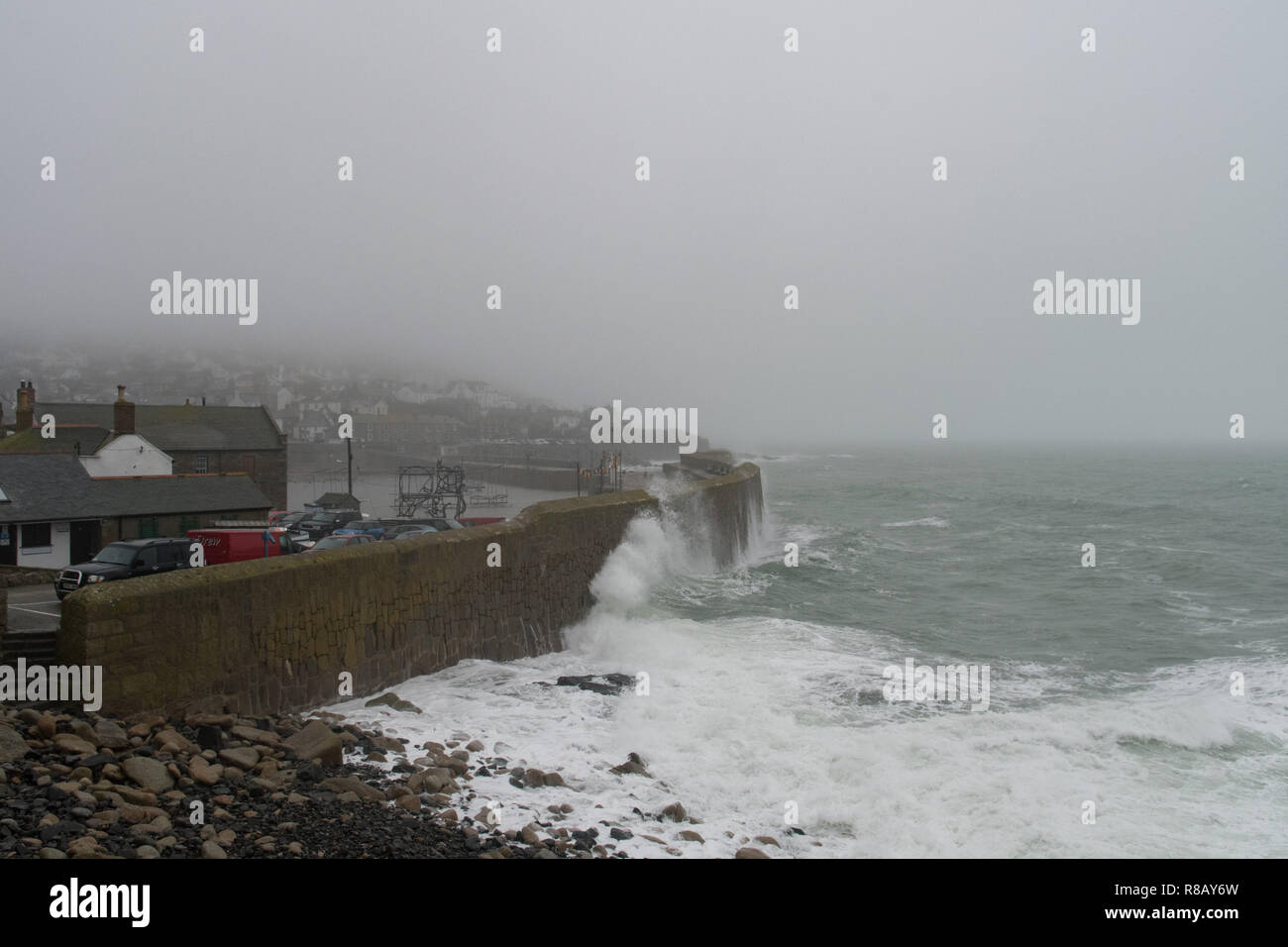 Mousehole, Cornwall, Regno Unito. Il 15 dicembre 2018. Regno Unito Meteo. I volontari sono stati di effettuare ultimi aggiustamenti per le luci del Porto a Mousehole questa mattina nel nebbioso e condizioni di umidità in vista del Gran accendere questa sera. Oltre un migliaio di persone sono suscettibili di pack nel piccolo villaggio di Porto stasera per vedere la famosa in tutto il mondo le luci di Natale. Credito: Simon Maycock/Alamy Live News Foto Stock