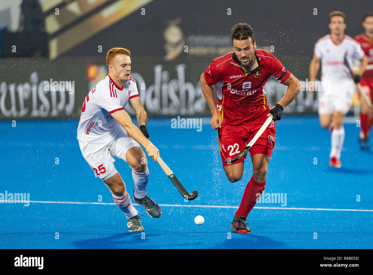 Bhubaneswar, India. Il 15 dicembre, 2018. Hockey Odisha uomini di Coppa del Mondo di Bhubaneswar 2018. Luogo: Kalinga Stadium. Jack Waller Simon Gougnard durante il gioco Inghilterra vs Belgio. Credito: Pro scatti/Alamy Live News Foto Stock