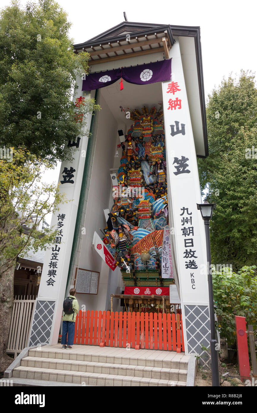 Fukuoka, Japan-October 19, 2018: un enorme festival galleggiante, chiamato kazariyam, è in esposizione permanente nel Kushida ninja santuario motivi Foto Stock