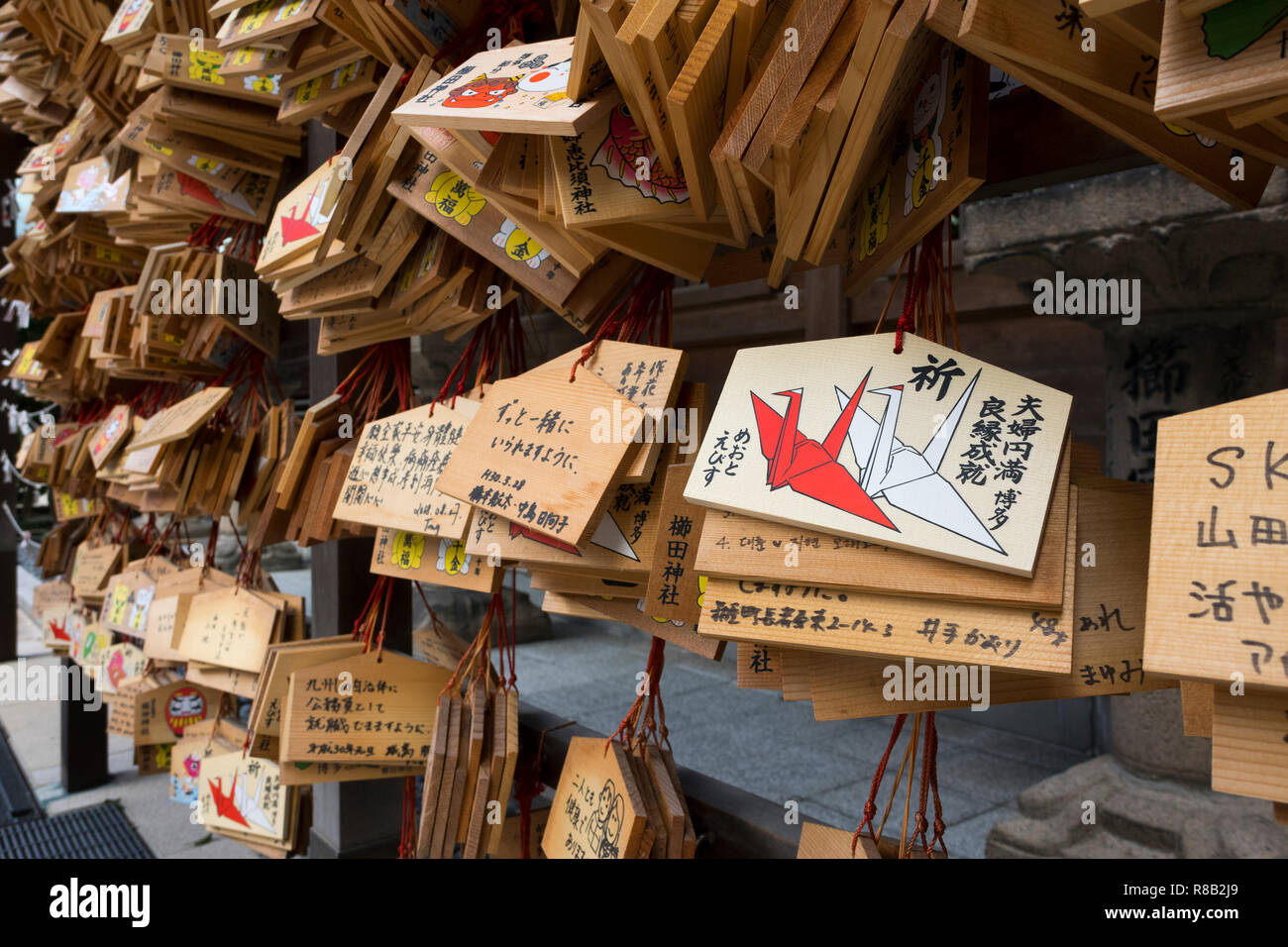 Fukuoka - Giappone, ottobre 19,2018: Ema, piccole placche in legno con auguri e preghiere al Kushida jinja santuario a Fukuoka Foto Stock