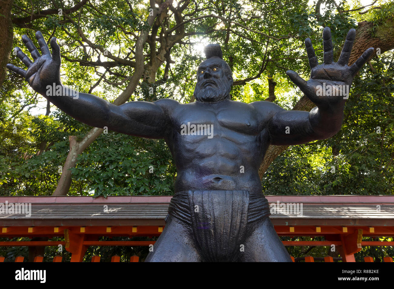 Fukuoka, Giappone - 20 Ottobre 2018: Statua di un lottatore di sumo di tempi antichi presso il santuario Sumiyoshi motivi Foto Stock