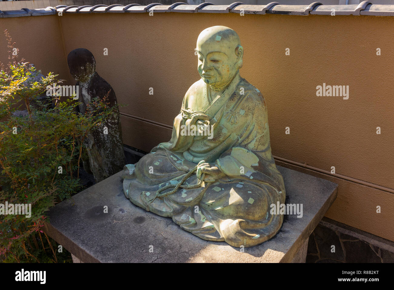 Fukuoka, Giappone - 20 Ottobre 2018: antica pietra statua del Buddha al santuario Sumiyoshi motivi a Fukuoka Foto Stock