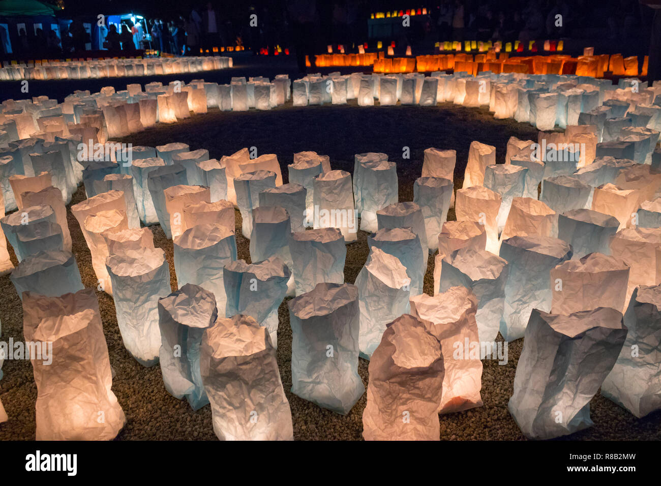 Fukuoka, Giappone - 20 Ottobre 2018: colorate lanterne di carta per il Hakata Tomyo guardando festival presso il tempio Tochoji motivi di notte Foto Stock