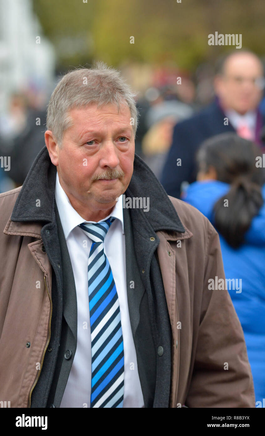 Sammy Wilson MP (DUP: East Antrim) su College Green, Westminster, per discutere del voto di fiducia in Theresa Maggio la leadership del conservatore Pa Foto Stock