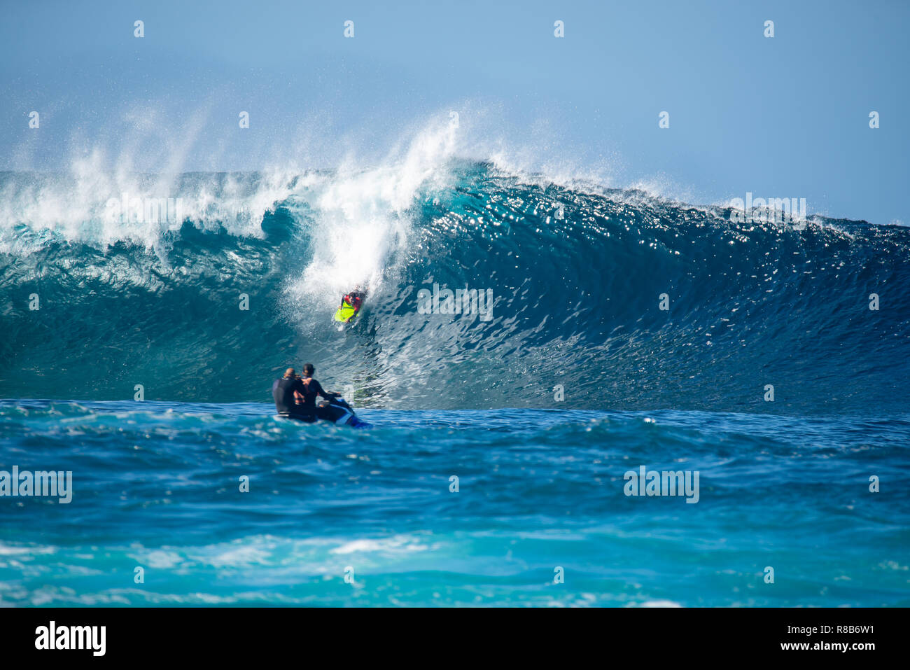 Lanzarote - Novembre 28, 2018: surfer nella grande onda, concorrenza "quemao classe " Lanzarote, isole canarie Foto Stock