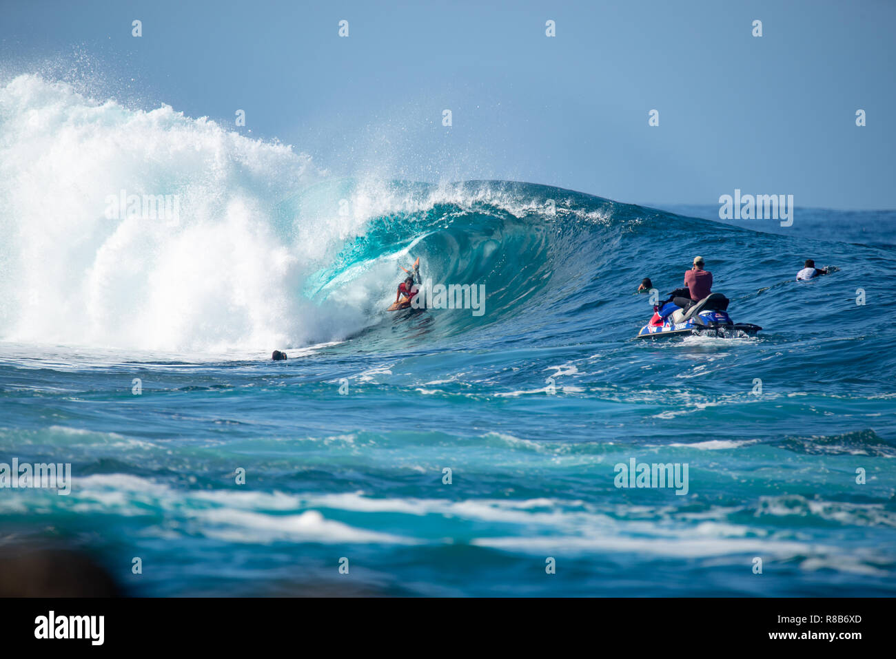 Lanzarote - Novembre 28, 2018: surfer nella grande onda, concorrenza "quemao classe " Lanzarote, isole canarie Foto Stock